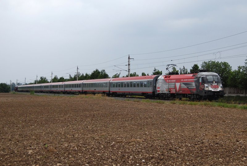 Bundesheertaurus 1116 246 war am 20.06.2009 mit dem
EC 669(769) auf der Marchtrenker Schleife unterwegs.