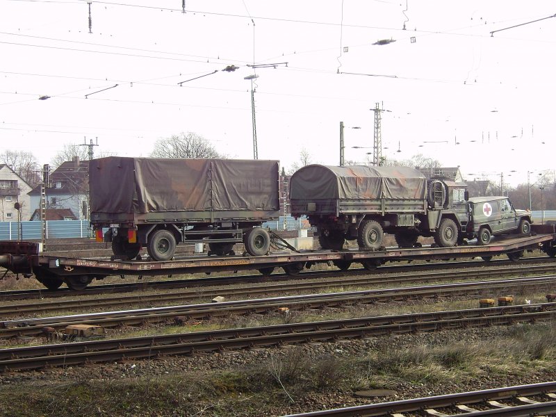 Bundeswehrfahrzeuge abgestellt in Seelze Rangierbahnhof am 28.03.2009.