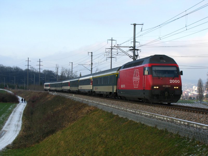 Bunt zusammengemischt fhrt IR 2128, gezogen von Re 460 069 Verkehrshaus vom Bodensee ber den Ottenberg ins Thurtal. Lengwil, 1.Januar 2009