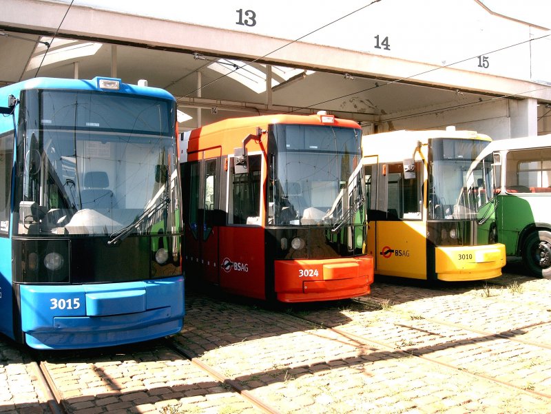 Bunter Reigen beim Tag der Offenen T�r zum Gr�pelinger Sommer.
3015 , 3024 und 3010 in gem�tlicher eintracht