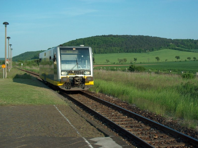 Burgenlandbahn 672 907-3  Stadt Braunsbedra  als RB von Naumburg (Saale) Hbf nach Nebra im Bahnhof Laucha (Unstrut); 13.05.2008