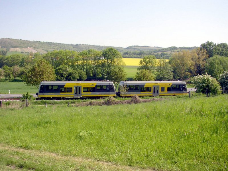 Burgenlandbahn 672 913-1  Der Querfurter  + 672 903-2  Stadt Nebra  als RB 25971 von Nebra nach Naumburg (Saale) Ost bei Laucha (Unstrut); 12.05.2008 (Foto: K.Pollmcher)