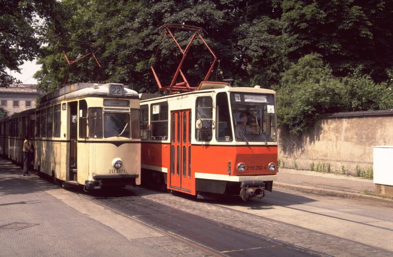 BVB 1989.Reko und KT4D Strassenbahnzug in der Dorotheenstrasse am Kupfergraben.(Archiv P.Walter)