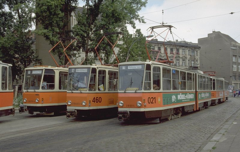 BVB 1990.Von links n.rechts ein T6,ein KT4Dt und ein KT4D Strassenbahnzug an der Endhaltestelle am Hackeschen Markt.
(Archiv P.Walter)