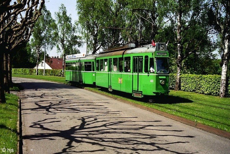 BVB Be 4/4 451 + B 1435 auf dem Bruderholz (9. Mai 2001). Im Jahr 2001 endete der Einsatz der Standardwagen von 1950/51 (Nr. 423 - 452). Damit hat es der 451 immerhin auf fnfzig Dienstjahre gebracht.