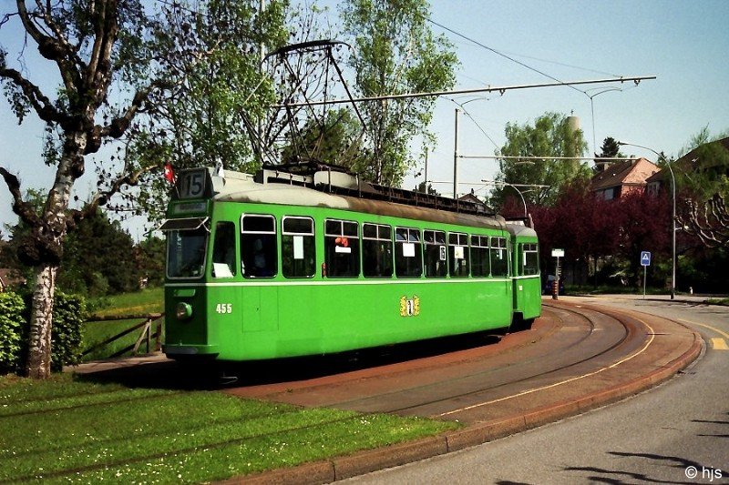 BVB Be 4/4 455 auf dem Bruderholz (9. Mai 2001). 2001 wurden auch die Standardwagen von 1958 (Nr. 453 - 456) auer Dienst gestellt. Sie unterschieden sich von ihren Vorgngern uerlich durch die andere Bauart der Fenster.