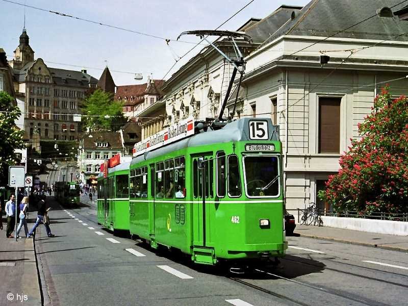 BVB Be 4/4 462 + B 1484 auf dem Steinenberg (3. Mai 2004). Der Steinenberg ist ein lohnender Fotostandpunkt: dichte Zugfolge, kaum strender Individualverkehr, ansprechende Umgebung und zu gegebener Zeit herrich blhende Kastanienbume.