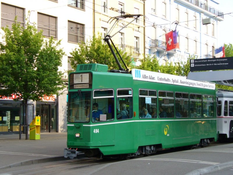 BVB - Be 4/4 494 bei der Haltestelle vor dem SBB Hauptbahnhof in Basel am 29.04.2007