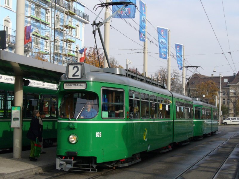 BVB - Be 4/6 626 mit Be 4/6 bei der Haltestelle vor den SBB Bahnhof in Basel am 03.11.2007