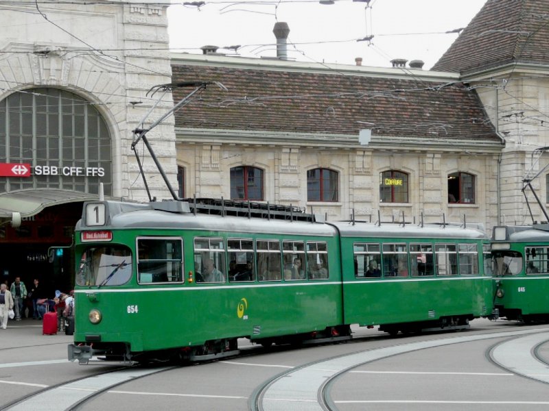 BVB - Be 4/6 654 unterwegs auf der Linie 1 vor dem SBB Bahnhof am 12.07.2008