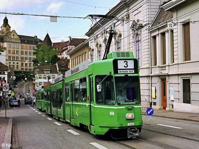 BVB Be 4/6 666 + Be 4/4 471 auf dem Steinenberg (20. August 2004).