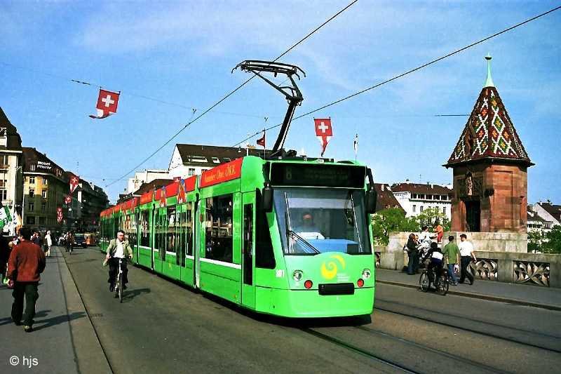 BVB Be 6/8 301, der erste Basler Combino, auf der Mittleren Brcke (9. Mai 2001). Noch ahnt niemand, welcher rger ins Haus steht!