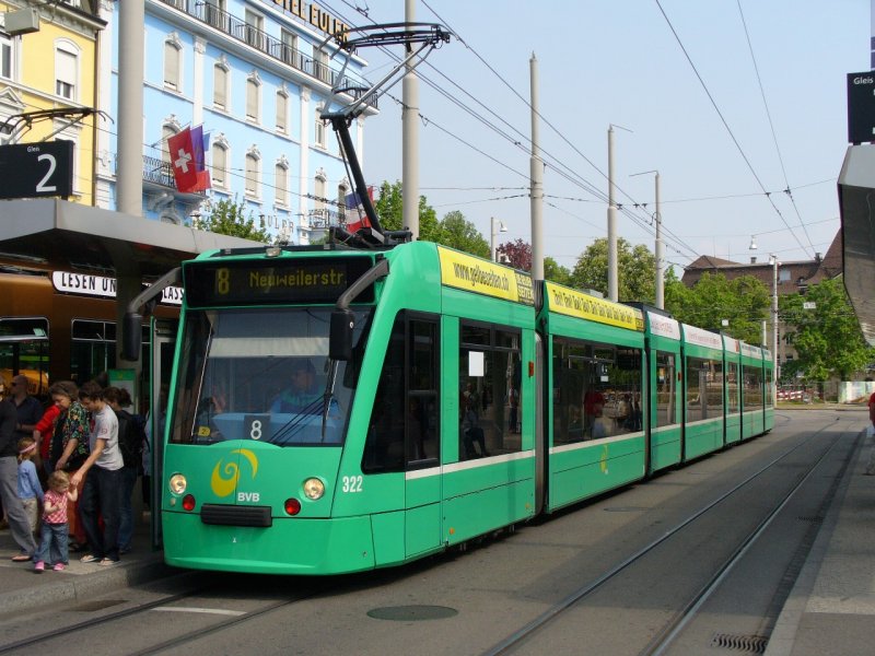 BVB - Combino Strassenbahn Be 6/8 322 bei der Haltestelle vor dem SBB Hauptbahnhof in Basel am 29.04.2007