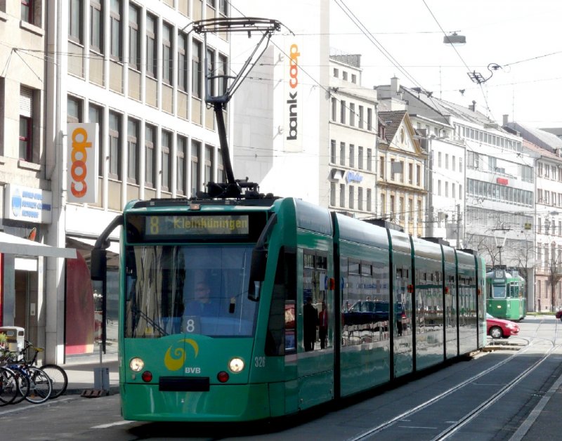 BVB - Combino Tram Nr. 326 unterwegs auf der Linie 8 am 15.03.2008