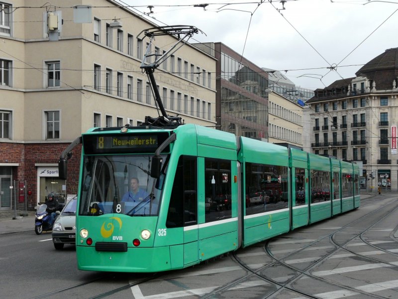 BVB - Combino Tram Nr.325 unterwegs auf der Linie 8 in Basel am 22.11.2008