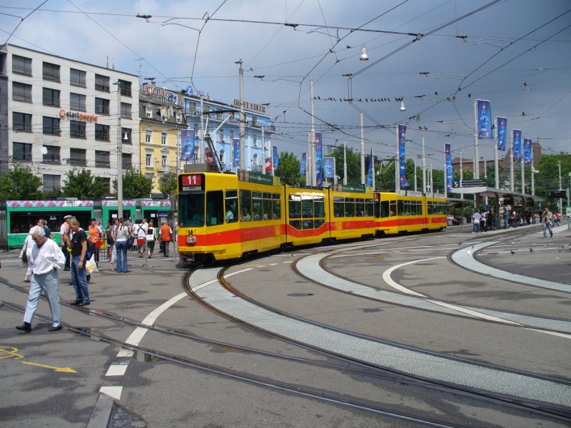 BVB - Gelenktriebwagen 207  bei der Haltestelle vor dem SBB Hauptbahnhof in Basel am 09.06.2007