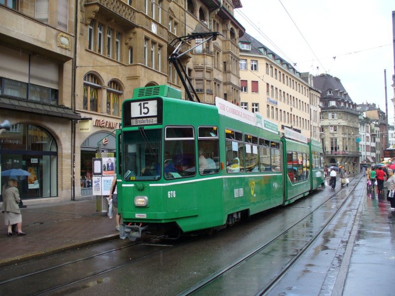 BVB - Gelenktriebwagen 676 in den Strassen von Basel am 09.06.2007