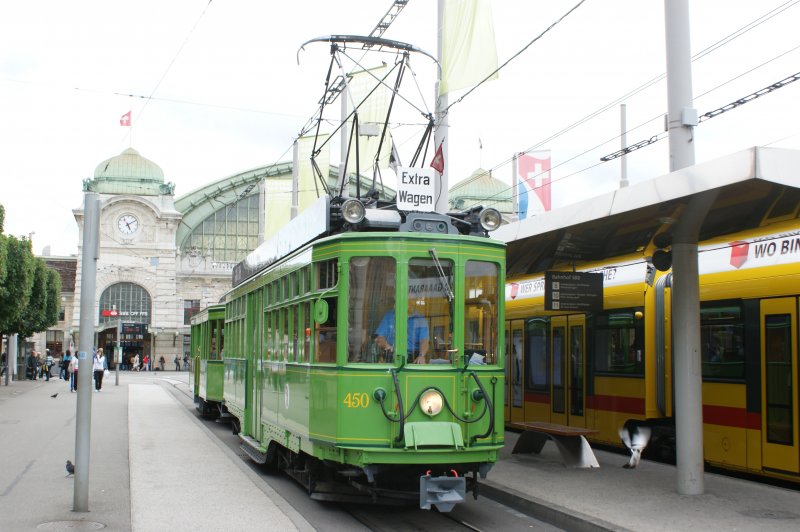 BVB - Oldtimer Tram Ce 4/4 450 mit Wagen C 702 unterwegs auf Extrafahrt am Bahnhof Basel. Aufgenommen am 18.07.2009.
