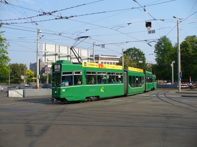 BVB - Strassnbahn Typ Be 4/6 679 mit Beiwagen bei der einfahrt zur Haltestelle vor den SBB Bauptbahnhof in Basel am 29.04.2007