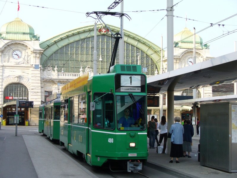 BVB - Tram Be 4/4  490  bei der Haltestelle vor dem SBB Bahnhof von Basel am 29.04.2007