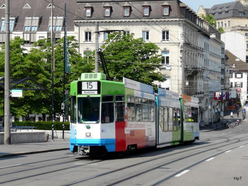 BVB - Tram Be 4/8 677 unterwegs auf der Linie 15 in der Stadt Basel am 28.06.2009