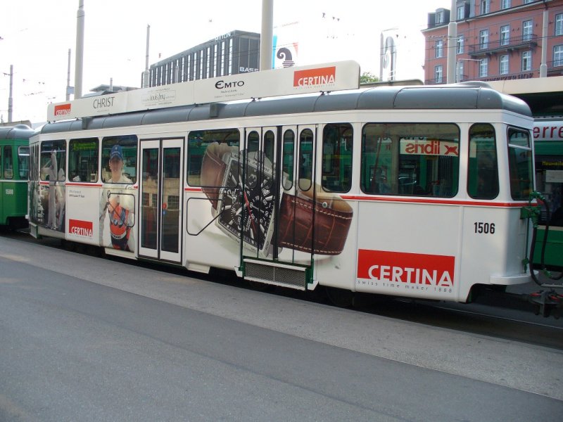 BVB - Tramanhnger mit Werbung fr eine Schweizer Uhrenmarke bei der Haltestelle vor dem SBB Bahnhof von Basel am 29.04.2007