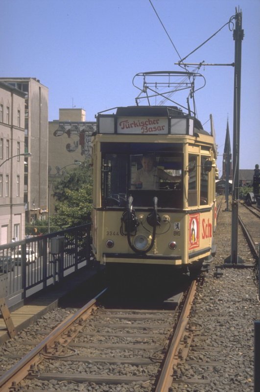 BVG 1985,Verbundtriebwagen TM 36 Nr.3344 im Pendelverkehr auf der damals stillgelegten Hochbahnstrecke zwischen U-Bhf.Nollendorfplatz(Flohmarkt)und U-Bhf.Blowstrasse(U-Tropia)Hier kurz vor dem U-Bhf.Nollendorfplatz.Seit 1993 verkehren hier wieder die U-Bahnzge der Linie U2(Archiv P.Walter)