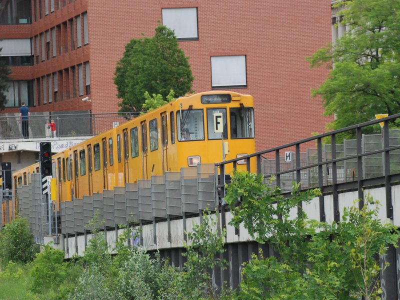 BVG Baureihe F Der Linie U2 zwischen U-Bahnhof Potsdamer Platz und Mendelssohn-Bartholdy-Park. 02.06.07