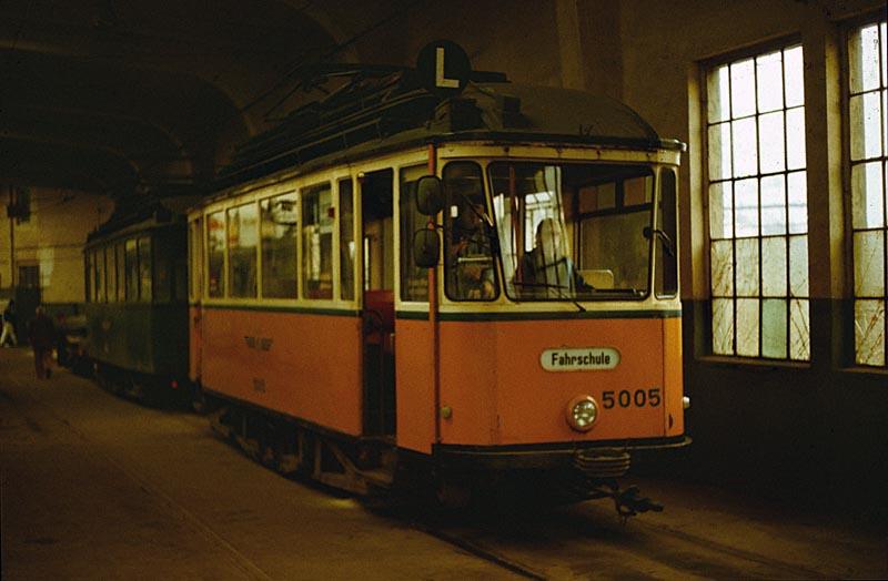 Bw Angerbrcke, ET 5005 Pullmannfahrschulwagen, letzte Ausfhrung Typ 22s mit Stahlwagenkasten und Kleinspannungsanlage.
Tag der offenen Tr September 1987