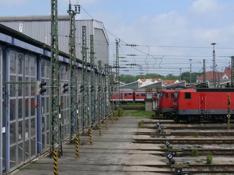 BW Regensburg mal anders gesehen mit einer 143 und einer 110, 9.05.2009