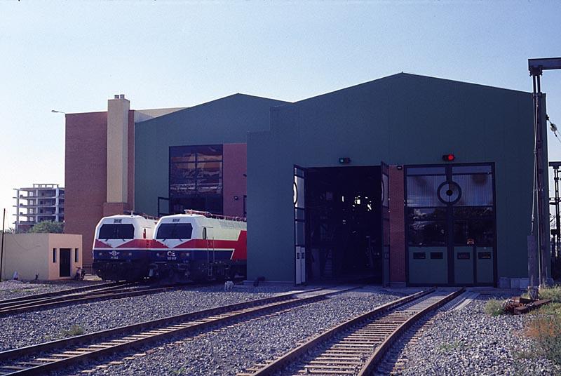 Bw Thessaloniki, Ellokschuppen, 2x 120 (Eurosprinter). Irgendwann wird man sogar Fahrleitung ins Bw verlegen, die Schuppentore sind jedenfalls dafr vorbereitet.