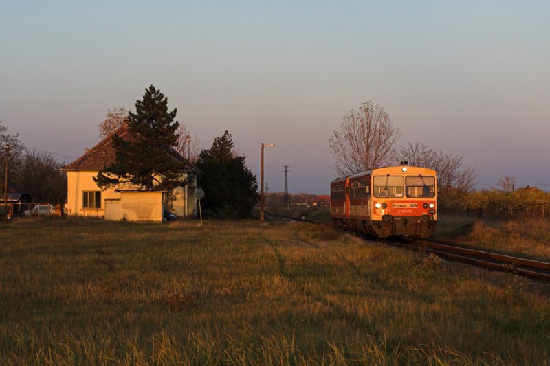 Bzmot 169 verl�sst gerade mit einem Szem�ly den Haltepunkt Tiszaalp�r als�.