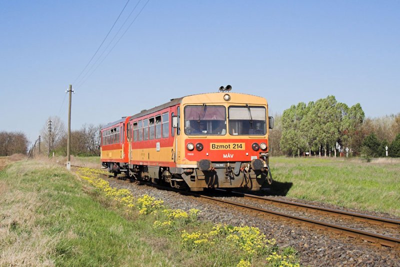 Bzmot 214 kurz nach Verlassen des Bahnhofs Tiszaalpr. Der Zug befindet sich auf dem Weg nach Kiskunflegyhza.