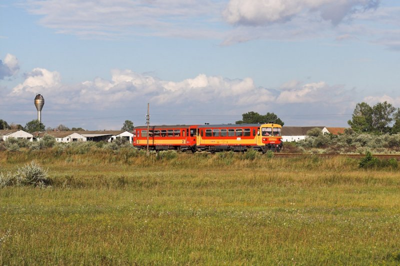 Bzmot 229 im Sommer 2008 kurz hinter dem Halt Tiszaalpr als.