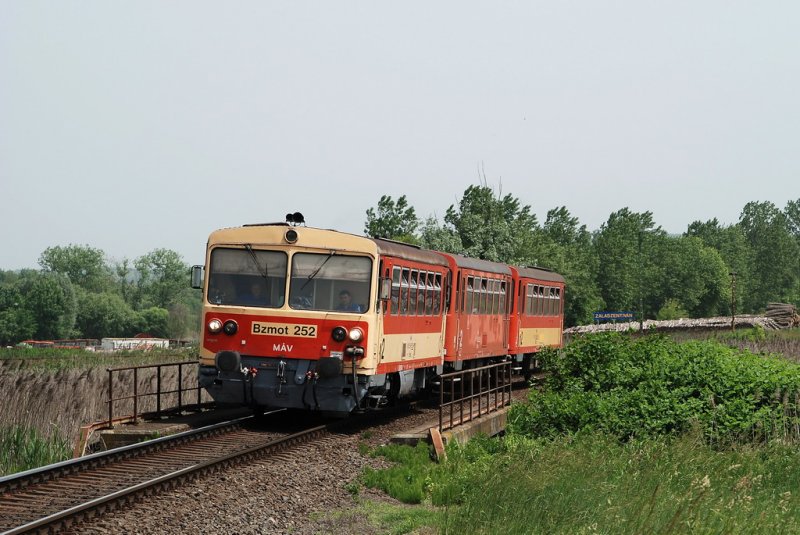 Bzmot 252 mit dem 9855 an der Ausfahrt von Zalaszentivan (22.05.2007)