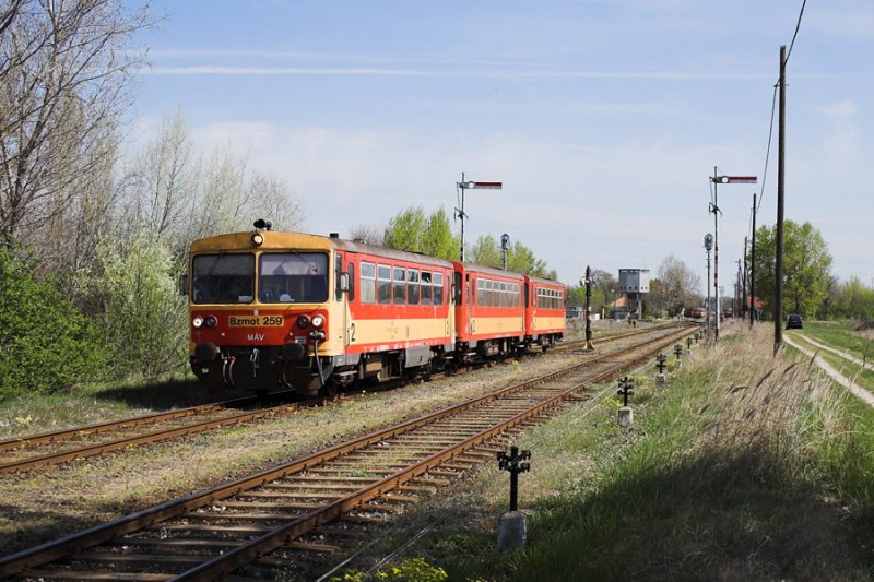 Bzmot 259 zieht zwei Beiwagen aus dem Bahnhof Lakitelek nach Kecskemt.