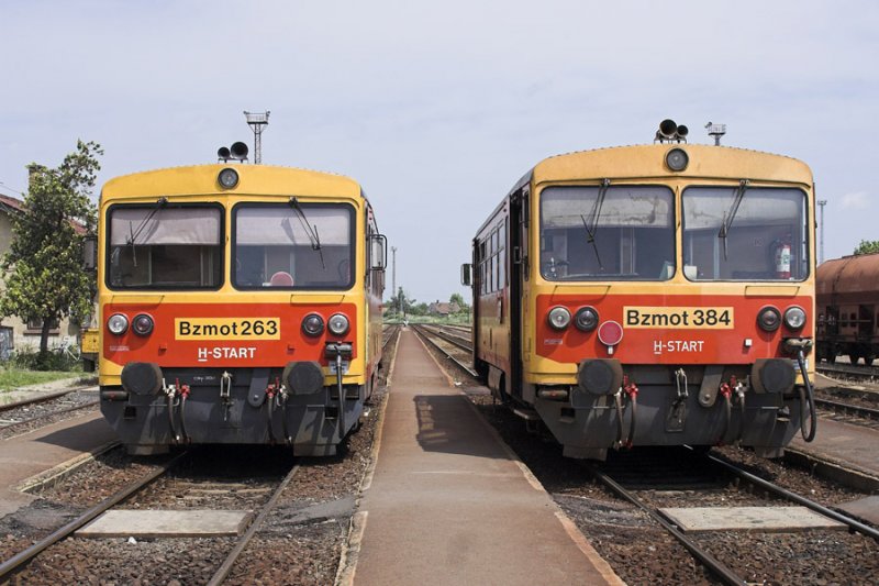 Bzmot 263 und 384 in Szentes. 263 ist gerade aus Kiskunf�legyh�za eingetroffen, w�hrend 384 sich in K�rze dorthin aufmachen wird.