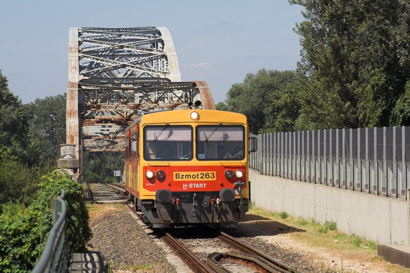 Bzmot 263 auf dem Weg Richtung Kunszentmrton bei der Anfahrt des Haltepunktes Tiszaug Tiszahdfő.