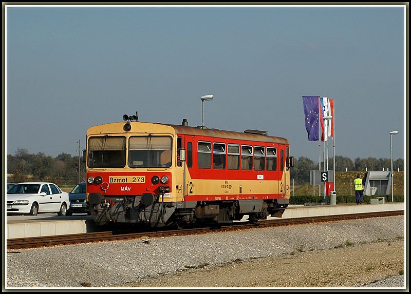 Bzmot 273 der ungarischen Staatsbahnen MAV wartet am 12.10.2006 im slowenisch/ungarischen Grenzbahnhof Hodos auf seine Fahrt nach Ungarn