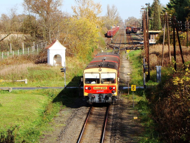 BZmot 295 in Bahnhof Ujudvar (strecke 17).31.10.2008