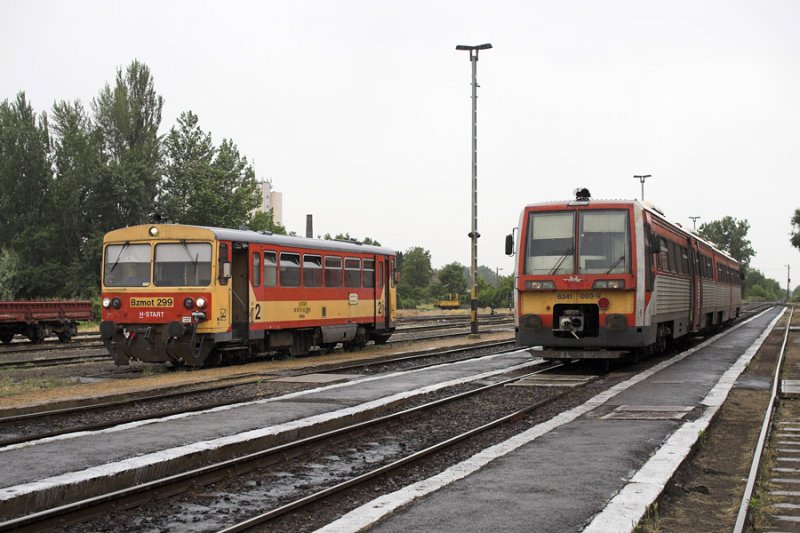 Bzmot 299 und 6341 003 warten in Hdmezővsrhely auf ihre Abfahrt nach Mak und Szolnok.