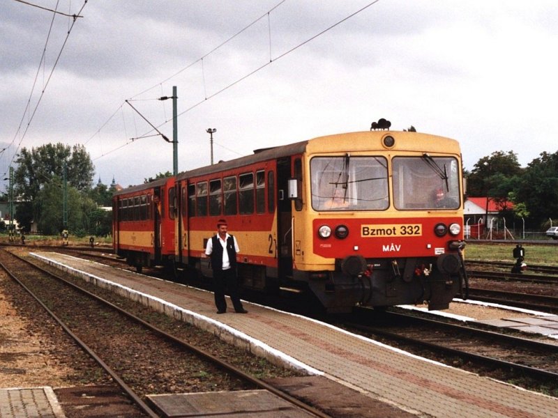 Bzmot 332 mit R 35534 Eger-Szilvsvrad auf Bahnhof Eger am 4-8-2005. Bild und scan: Date Jan de Vries.