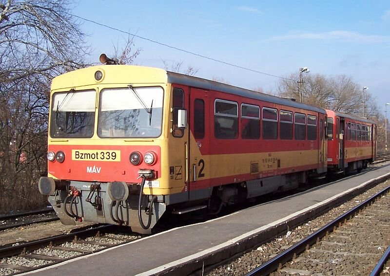 Bzmot 339 mit Beiwagen der MAV am 18.01.2007 im Bahnhof Eszergom.