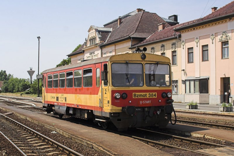 Bzmot 384 wartet in Szentes auf die Abfahrt nach Kiskunf�legyh�za.