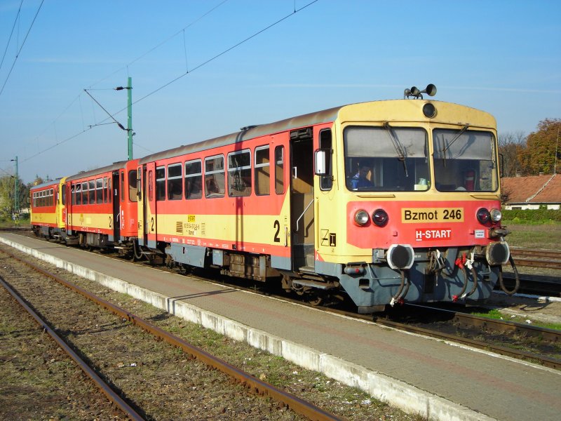 Bzmot in Eger am 20.10.2008 14:30. Regionalbahn nach Szilvsvrad fhrt bald ab.