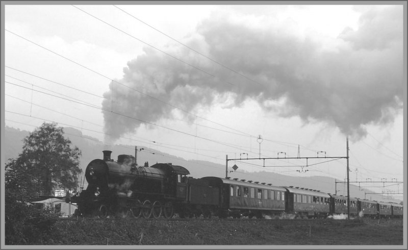 C 5/6 zieht den Jubilumszug 75 Jahre SBB durch Rebstein-Marbach. (Archiv 09/77)