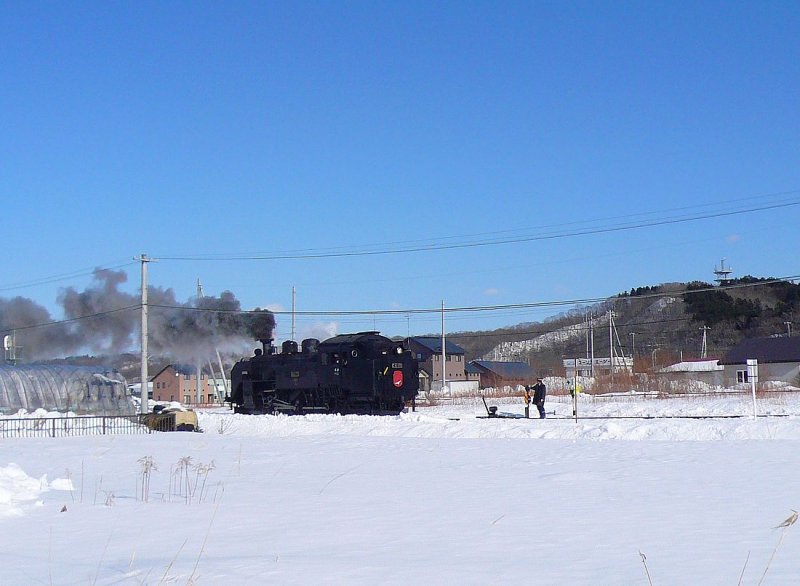 C11 171: einen derart tiefblauen Himmel bei eisigen Temperaturen gibt es wohl nur in Ost-Hokkaido. Und inmitten dieser Landschaft schwarze Rauchwolken. Shibecha, 18.Februar 2009. SEMMÔ-LINIE 