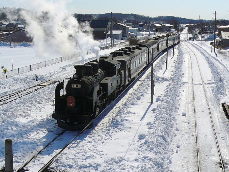 C11 171 erreicht mit ihrem Zug namens  Das winterliche Moorland  die Station Shibecha im Osten der Nordinsel Hokkaido. 18.Februar 2009. SEMMÔ-LINIE 