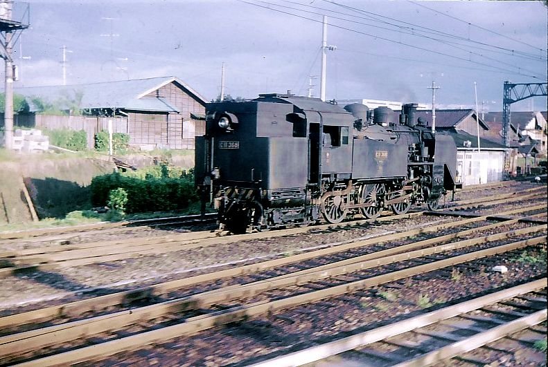 C11 (Achsfolge 1C2): Diese Lok wurde 1932-1947 in 401 Exemplaren gebaut (20 davon gingen an Private, z.T. in Korea und Sachalin). Sie waren in leichten Diensten bis zum Ende des Dampfbetriebs Mitte 1970er Jahre im Einsatz. Bild: C11 368 in Kogota, 2.Mai 1972.