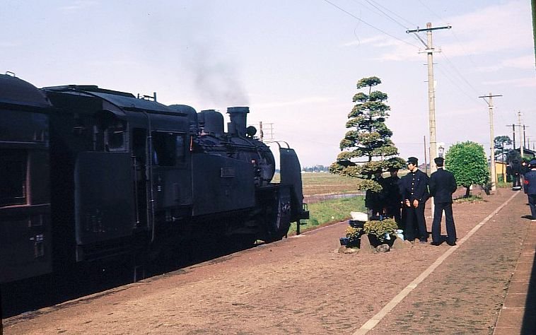 C11: Schüler warten auf dem Bahnsteig von Kitaura darauf, die alten Wagen des Dampfzugs zu besteigen. Lok C11 369. 6.Mai 1972.